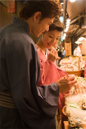 simsearch:685-03082560,k - Junges Paar in Kimono-Markt suchen Stockbilder - Premium RF Lizenzfrei, Bildnummer: 685-03082593