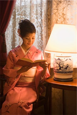 simsearch:685-03082560,k - Junge Frau im Kimono-Buch zu lesen Stockbilder - Premium RF Lizenzfrei, Bildnummer: 685-03082604