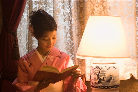 simsearch:685-03082560,k - Junge Frau im Kimono-Buch zu lesen Stockbilder - Premium RF Lizenzfrei, Bildnummer: 685-03082603