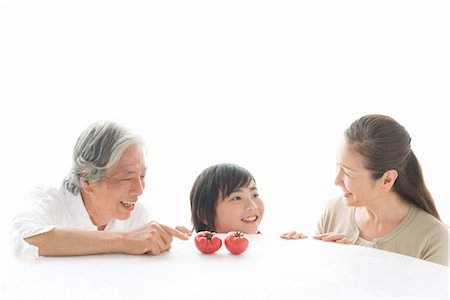 simsearch:685-03081464,k - Grandparents and grandson looking tomato Foto de stock - Royalty Free Premium, Número: 685-03082664