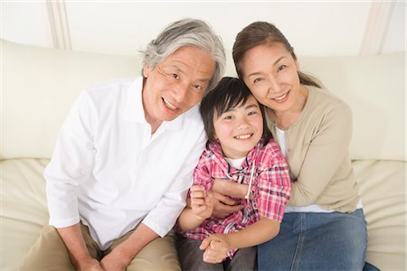 simsearch:685-03081464,k - Grandparents and grandson holding Foto de stock - Royalty Free Premium, Número: 685-03082665