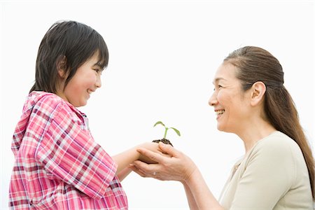 simsearch:685-03081464,k - Grandmother and grandson holding seedling Foto de stock - Royalty Free Premium, Número: 685-03082674