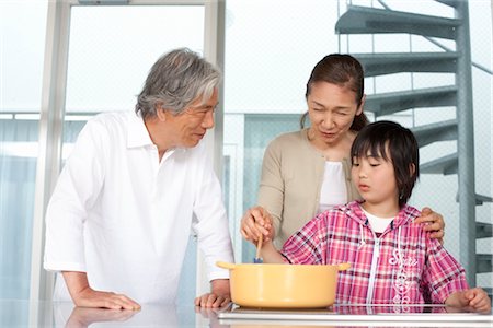 simsearch:685-03081464,k - Grandparents and grandson cooking in kitchen Foto de stock - Royalty Free Premium, Número: 685-03082679