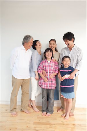 simsearch:685-03081464,k - Multi generation family smiling Foto de stock - Royalty Free Premium, Número: 685-03082683