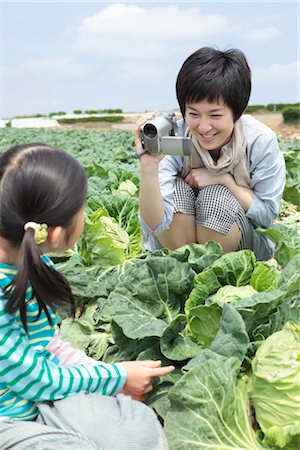 simsearch:685-03082700,k - Mother shooting daughter in cabbage field Stock Photo - Premium Royalty-Free, Code: 685-03082714