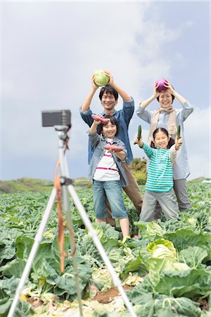 simsearch:685-03082700,k - Family taking memorable photograph in field Stock Photo - Premium Royalty-Free, Code: 685-03082710