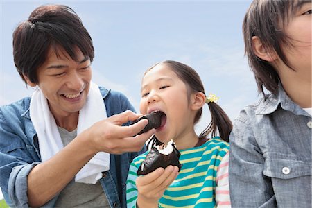 simsearch:685-03082700,k - Father and children eating rice ball Stock Photo - Premium Royalty-Free, Code: 685-03082722