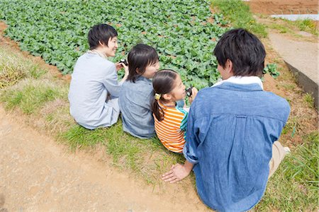 simsearch:685-03082700,k - Family sitting on field Stock Photo - Premium Royalty-Free, Code: 685-03082723