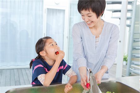 Mother and  daughter in kitchen Stock Photo - Premium Royalty-Free, Code: 685-03082744