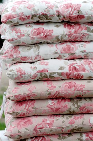 floral - Stack of chair cushions with floral pattern Foto de stock - Sin royalties Premium, Código: 689-05610163