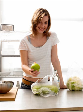 simsearch:689-03733138,k - Woman with apples in kitchen Foto de stock - Sin royalties Premium, Código: 689-05610180