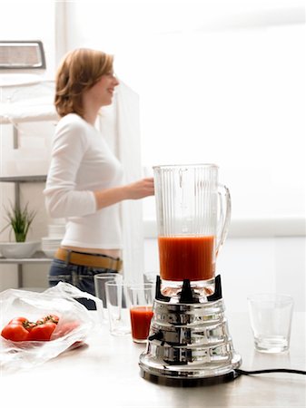 simsearch:689-05612573,k - Blender with tomato juice with woman in background Foto de stock - Sin royalties Premium, Código: 689-05610182