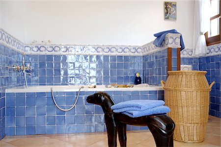 Blue tiled bathtub Foto de stock - Royalty Free Premium, Número: 689-05610195