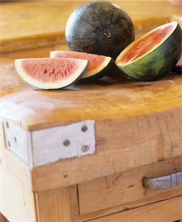 Melon d'eau sur la boîte en bois Photographie de stock - Premium Libres de Droits, Code: 689-05610200