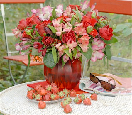 flower vase for tables - Bouquet de fleurs d'été et les fraises sur la table de jardin Photographie de stock - Premium Libres de Droits, Code: 689-05610248