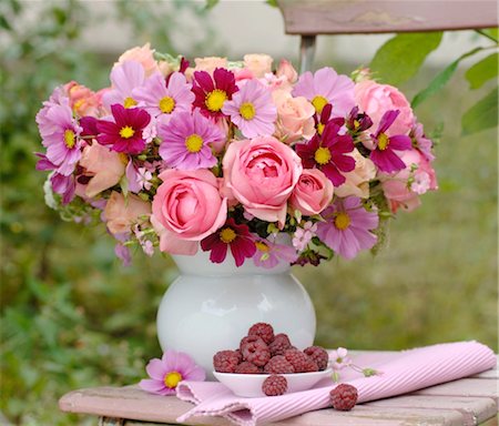 flower arrangement - Bunch of summer flowers Stock Photo - Premium Royalty-Free, Code: 689-05610250