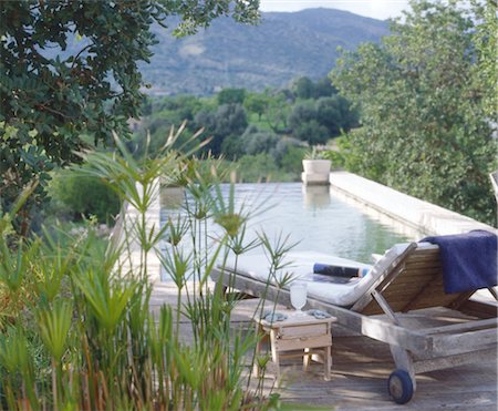 se détendre - Chaise longue au bord de la piscine Photographie de stock - Premium Libres de Droits, Code: 689-05610369