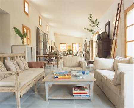 Living room with couch and bench Foto de stock - Sin royalties Premium, Código: 689-05610375