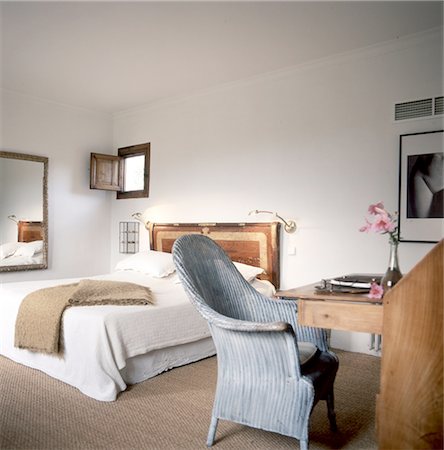 decor - Bedroom with workspace Stock Photo - Premium Royalty-Free, Code: 689-05610386