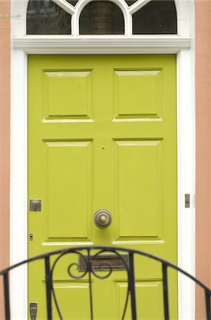 simsearch:689-05610411,k - Closed front door Foto de stock - Royalty Free Premium, Número: 689-05610397