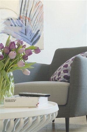 Armchair and bunch of flowers in living room Foto de stock - Sin royalties Premium, Código: 689-05610455