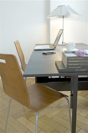 simsearch:689-05611489,k - Desk with lamp and laptop Fotografie stock - Premium Royalty-Free, Codice: 689-05610460