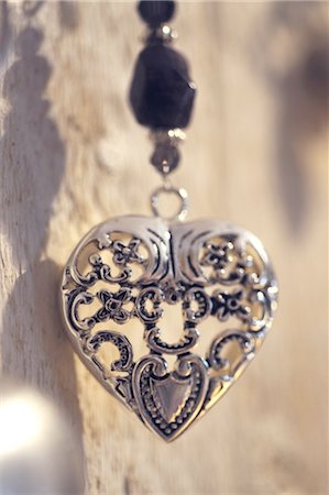 Necklace with heart-shaped pendant Foto de stock - Sin royalties Premium, Código: 689-05610559