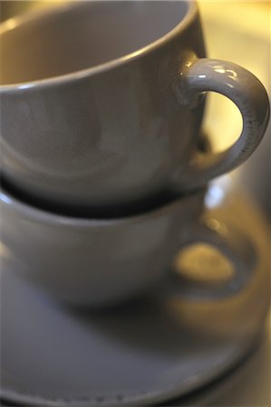 dish white - Entasse des tasses à café Photographie de stock - Premium Libres de Droits, Code: 689-05610553