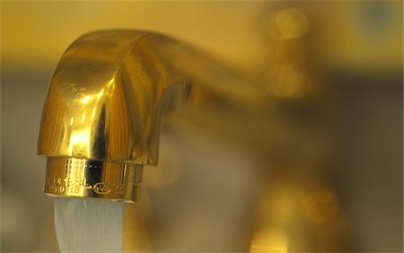Goldenen Wasserhahn Stockbilder - Premium RF Lizenzfrei, Bildnummer: 689-05610572