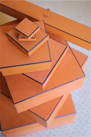 simsearch:689-05612370,k - Pile of orange boxes Foto de stock - Royalty Free Premium, Número: 689-05610585