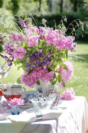 Bunch of flowers on garden table Stock Photo - Premium Royalty-Free, Code: 689-05610608