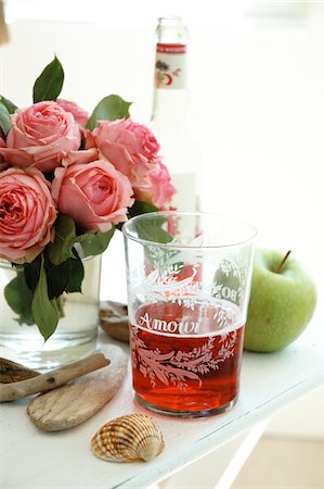 decor - Bunch of roses, beverage and apple Stock Photo - Premium Royalty-Free, Code: 689-05610603
