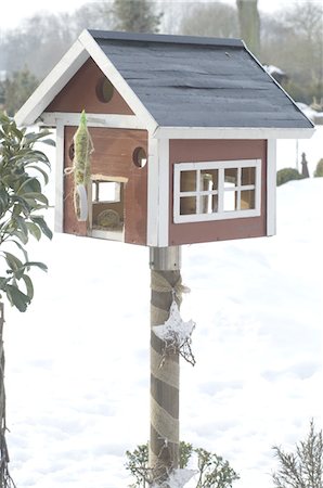 Birdhouse in snow Stock Photo - Premium Royalty-Free, Code: 689-05610626