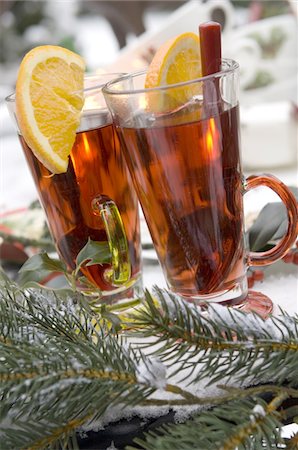 Deux verres avec des boissons chaudes et des branches de sapin Photographie de stock - Premium Libres de Droits, Code: 689-05610636