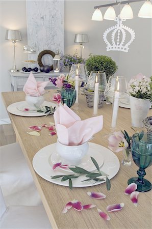 simsearch:659-07739331,k - Laid table with flowers and candles Foto de stock - Sin royalties Premium, Código: 689-05610632