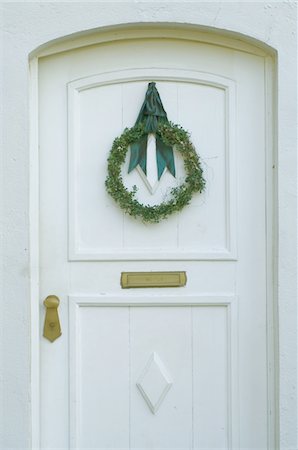 Porte d'entrée avec couronne de Noël Photographie de stock - Premium Libres de Droits, Code: 689-05610641