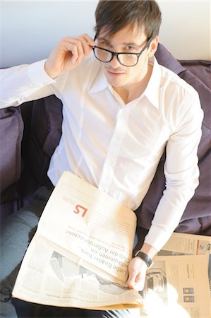 simsearch:689-05612542,k - Man with glasses reading newspaper Foto de stock - Sin royalties Premium, Código: 689-05610689