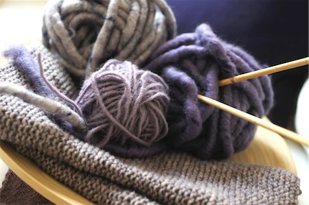 Pelotes de laine et aiguilles à tricoter Photographie de stock - Premium Libres de Droits, Code: 689-05610697