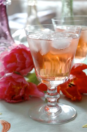 Deux des boissons fraîches et des fleurs Photographie de stock - Premium Libres de Droits, Code: 689-05610715