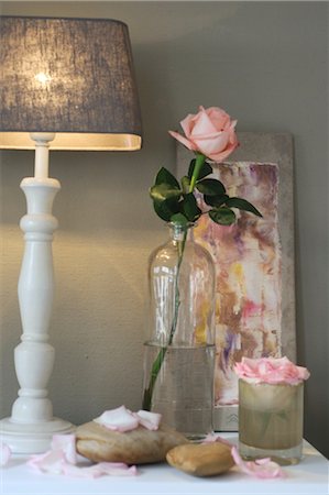Rose et lampe de table sur la commode Photographie de stock - Premium Libres de Droits, Code: 689-05610726