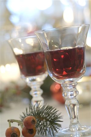 Zwei Gläser Rotwein und Zweig mit Früchten Stockbilder - Premium RF Lizenzfrei, Bildnummer: 689-05610749