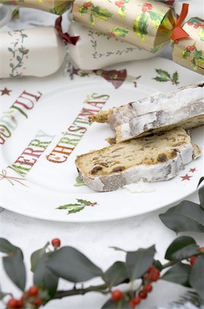 simsearch:700-03229755,k - Christmas crackers and Stollen on plate Stock Photo - Premium Royalty-Free, Code: 689-05610743