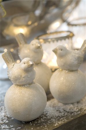 figurilla - Bird figurines on artificial eggs Foto de stock - Sin royalties Premium, Código: 689-05610766