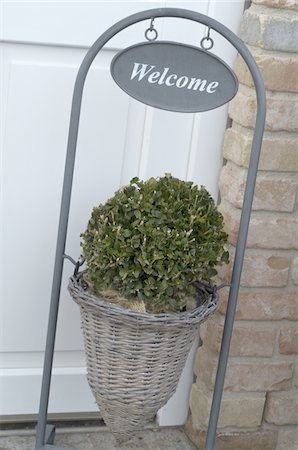 simsearch:689-05610398,k - Welcome sign at front door Foto de stock - Sin royalties Premium, Código: 689-05610767