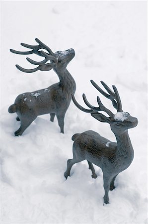 simsearch:689-05611825,k - Figurines de deux cerfs dans la neige Photographie de stock - Premium Libres de Droits, Code: 689-05610763