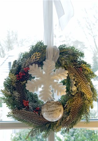 suspend - Christmas wreath hanging at window Stock Photo - Premium Royalty-Free, Code: 689-05610770