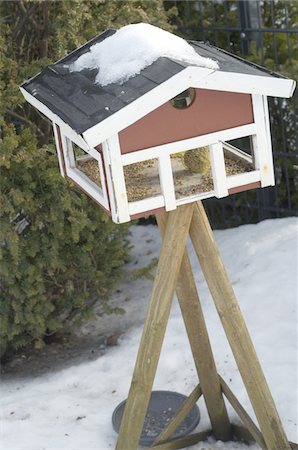 Birdhouse in snow Stock Photo - Premium Royalty-Free, Code: 689-05610773