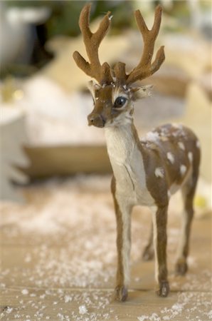 Deer figurine and fake snow Foto de stock - Sin royalties Premium, Código: 689-05610809