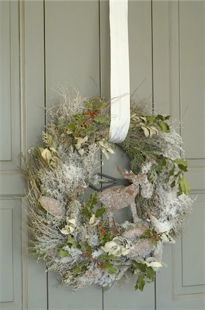 simsearch:689-05610742,k - Christmas wreath hanging at front door Foto de stock - Sin royalties Premium, Código: 689-05610813