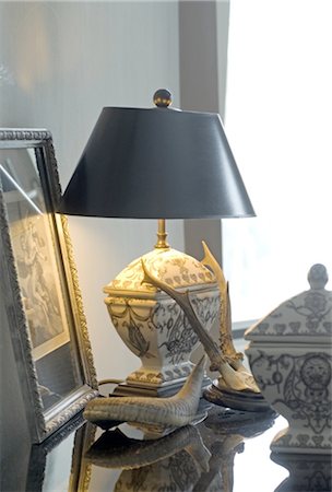 Lamp and antlers on dresser Stock Photo - Premium Royalty-Free, Code: 689-05610849